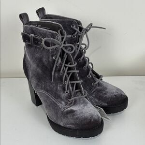 NWT Madden Girl Women’s 7 Gray Velvet Boots Lace-Up Heeled Platform Jitter
